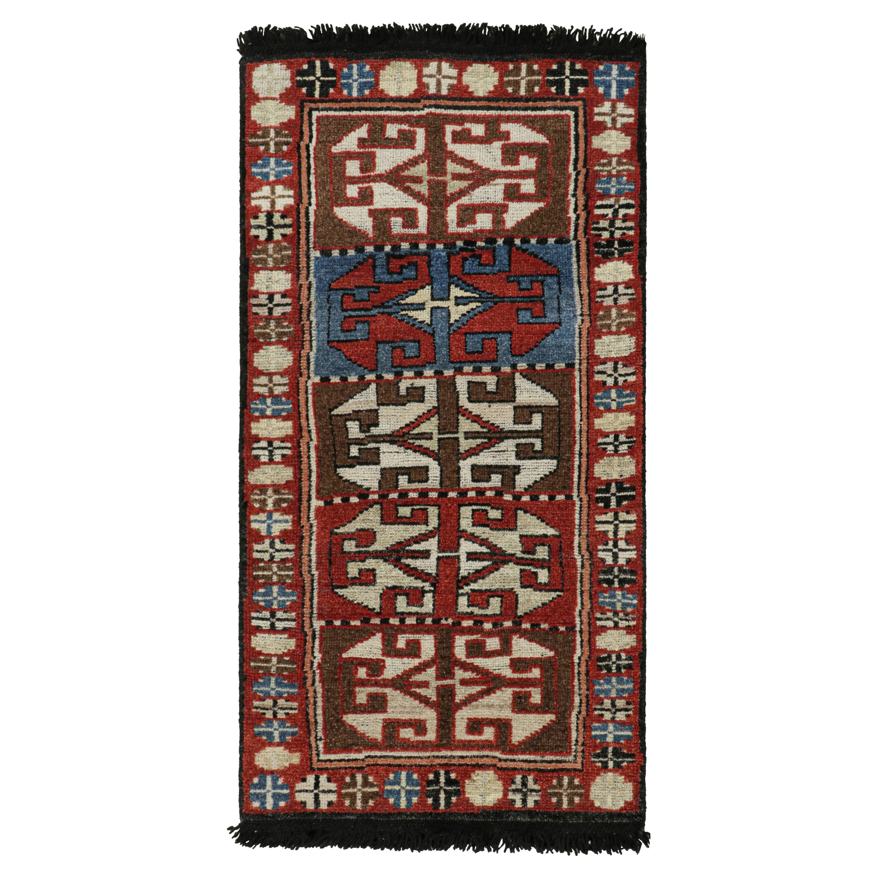 Rug & Kilim's Antique Tribal Style rug in Red, Blue & Brown Patterns (tapis ancien de style tribal à motifs rouges, bleus et bruns) en vente