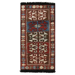 Rug & Kilim's Antiker Teppich im Stammesstil mit roten, blauen und braunen Mustern