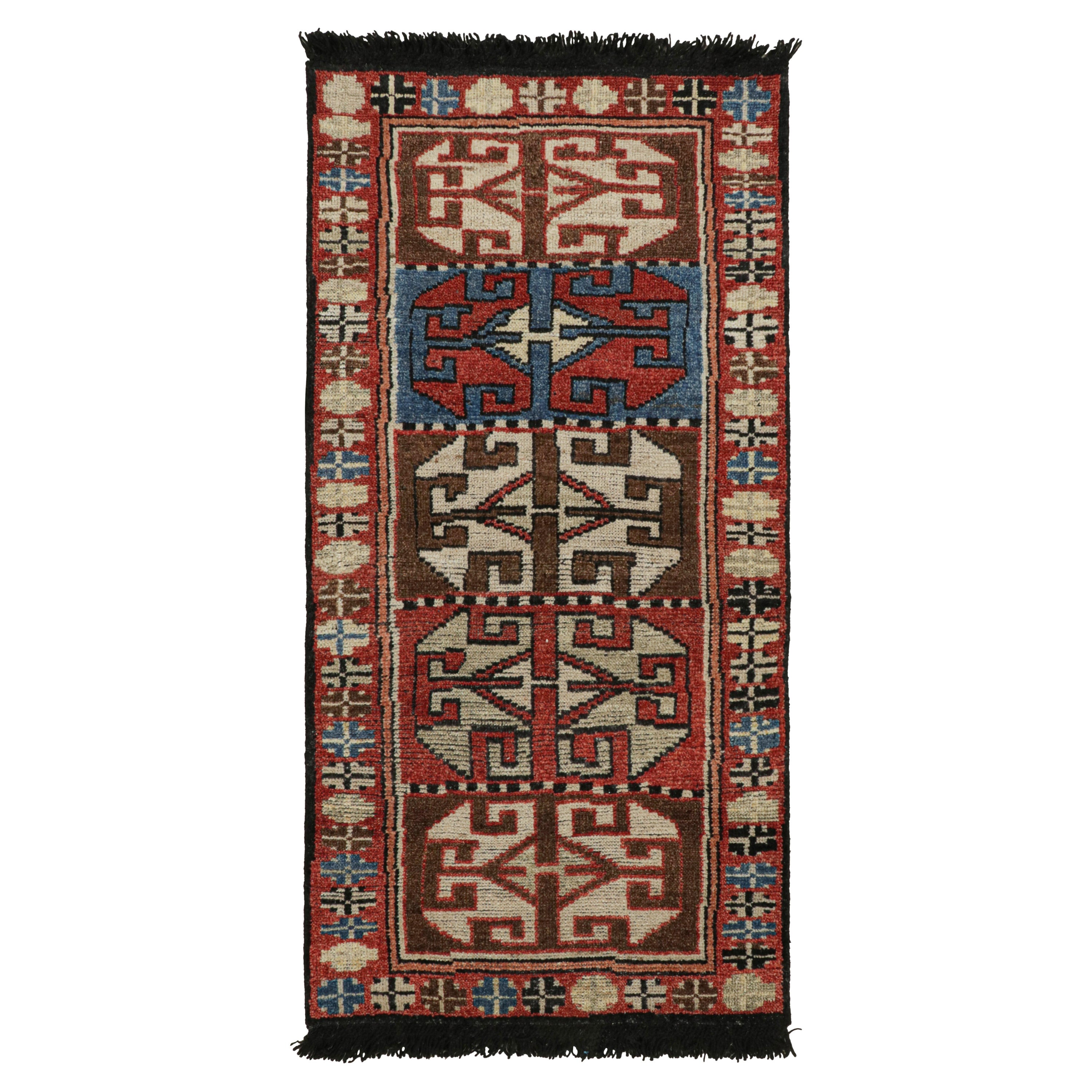 Rug & Kilim's Antique Tribal Style rug in Red, Blue & Brown Patterns (tapis ancien de style tribal à motifs rouges, bleus et bruns)