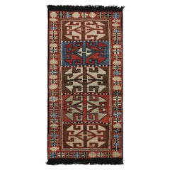 Rug & Kilim's Antique Tribal Style rug in Red, Blue & Brown Patterns (tapis ancien de style tribal à motifs rouges, bleus et bruns)