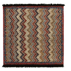 Rug & Kilim's antiker Teppich im Stammesstil mit roten, blauen, braunen und weißen Mustern
