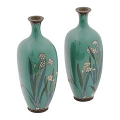 Pareja Antigua de Cloisonas Japonesas Meiji de Esmalte Verde con Flores