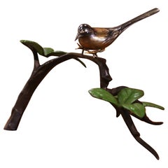 Sculpture en bronze patiné du milieu du siècle représentant un oiseau se reposant sur une Branch avec du feuillage