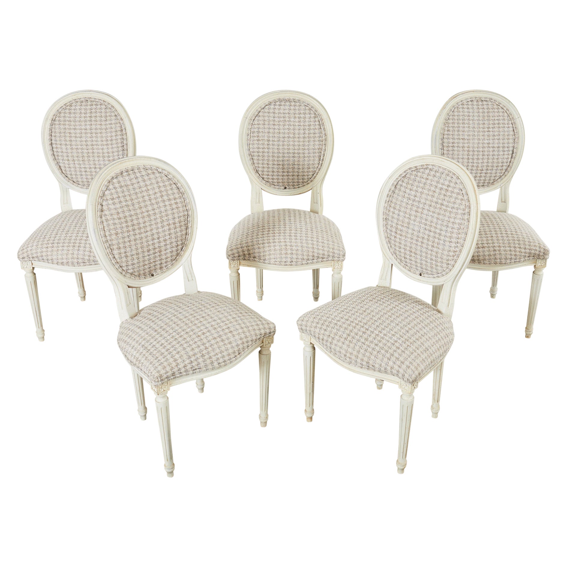 Ensemble de cinq chaises de salle à manger peintes de style Louis XVI avec pied-de-poule