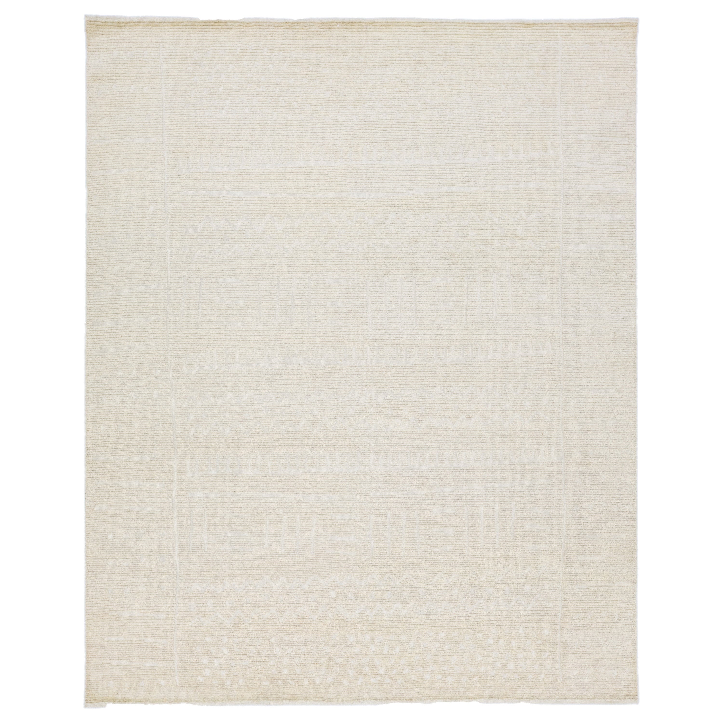 Tapis en laine moderne de style marocain beige naturel avec motif tribal