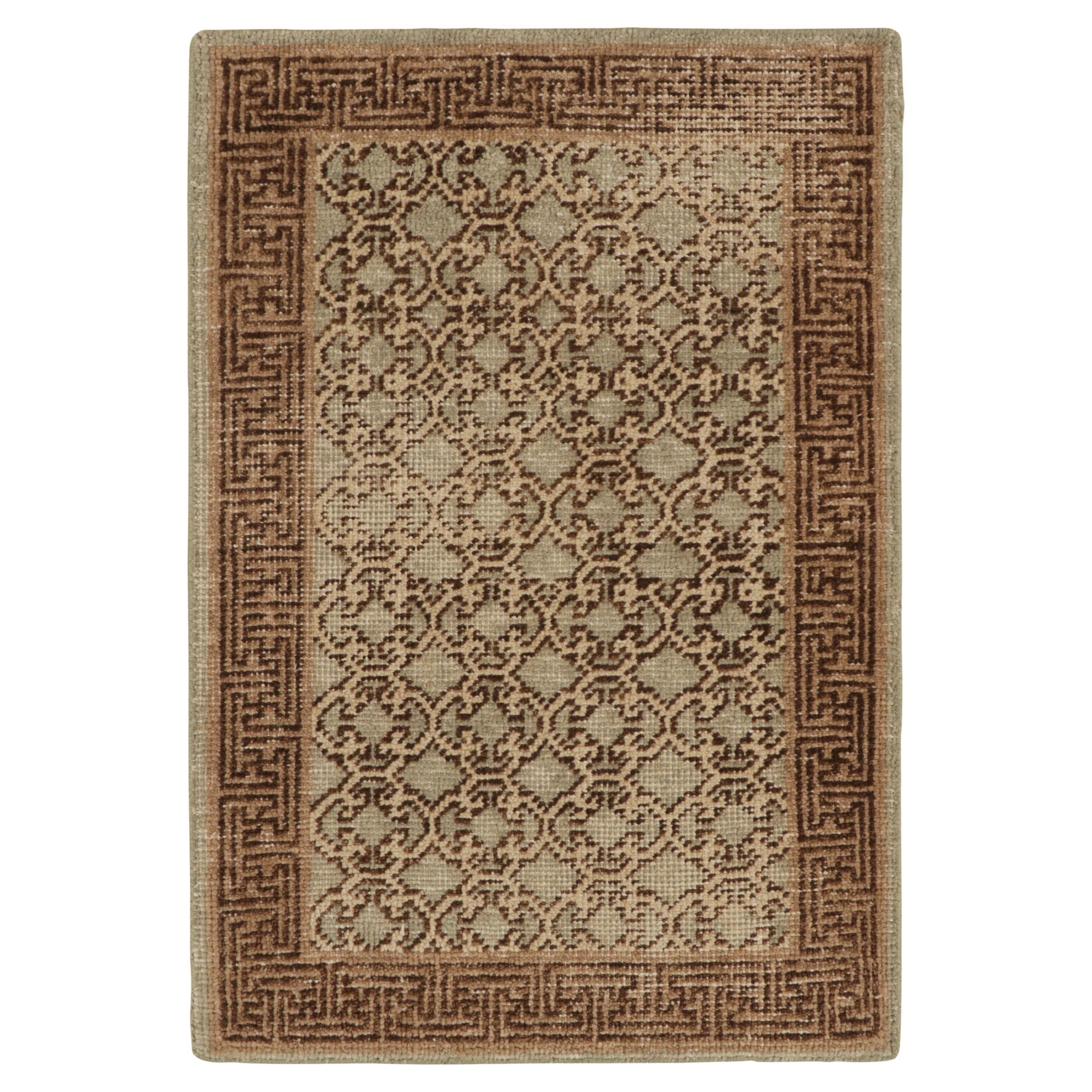 Rug & Kilim's Distressed Khotan Style Teppich in Grau, Beige-Braun Spalier-Muster