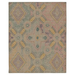 Alfombra Rug & Kilim de estilo envejecido en azul, rosa y espalderas doradas