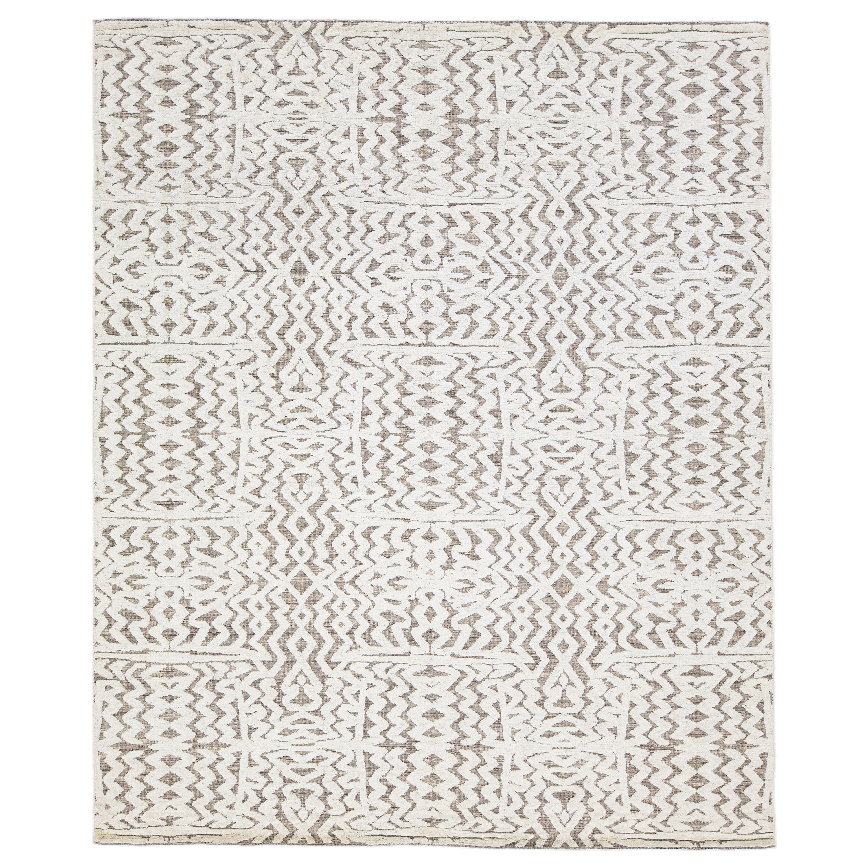 Gray & Ivory Moroccan Style Wool Rug With Abstract Seamless Design For Sale