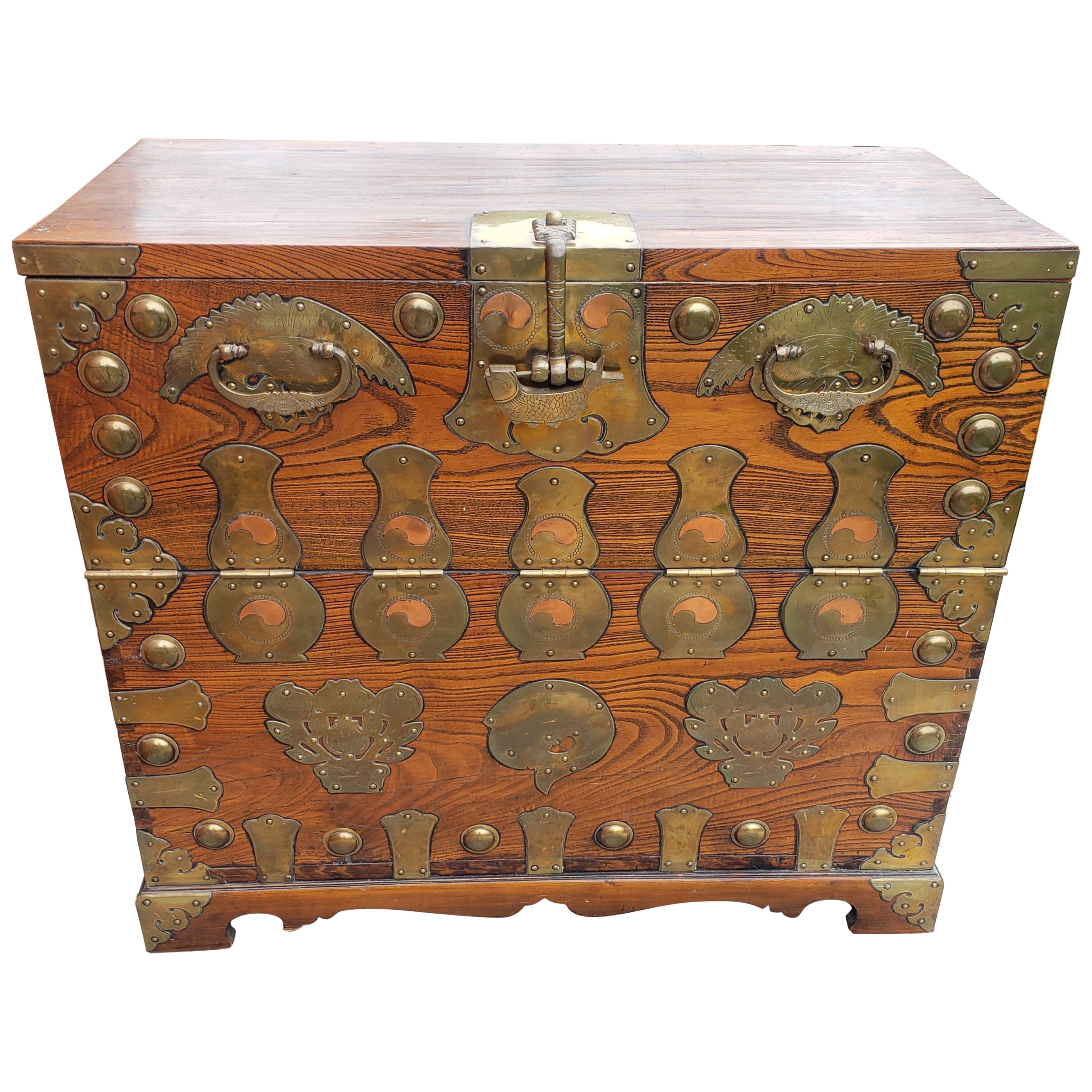 1800s Chinese Brass Mounted Elmwood Tonsu Chest à Abattant with Lock For Sale