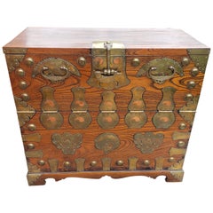 Antique 1800s Chinese Brass Mounted Elmwood Tonsu Chest à Abattant with Lock