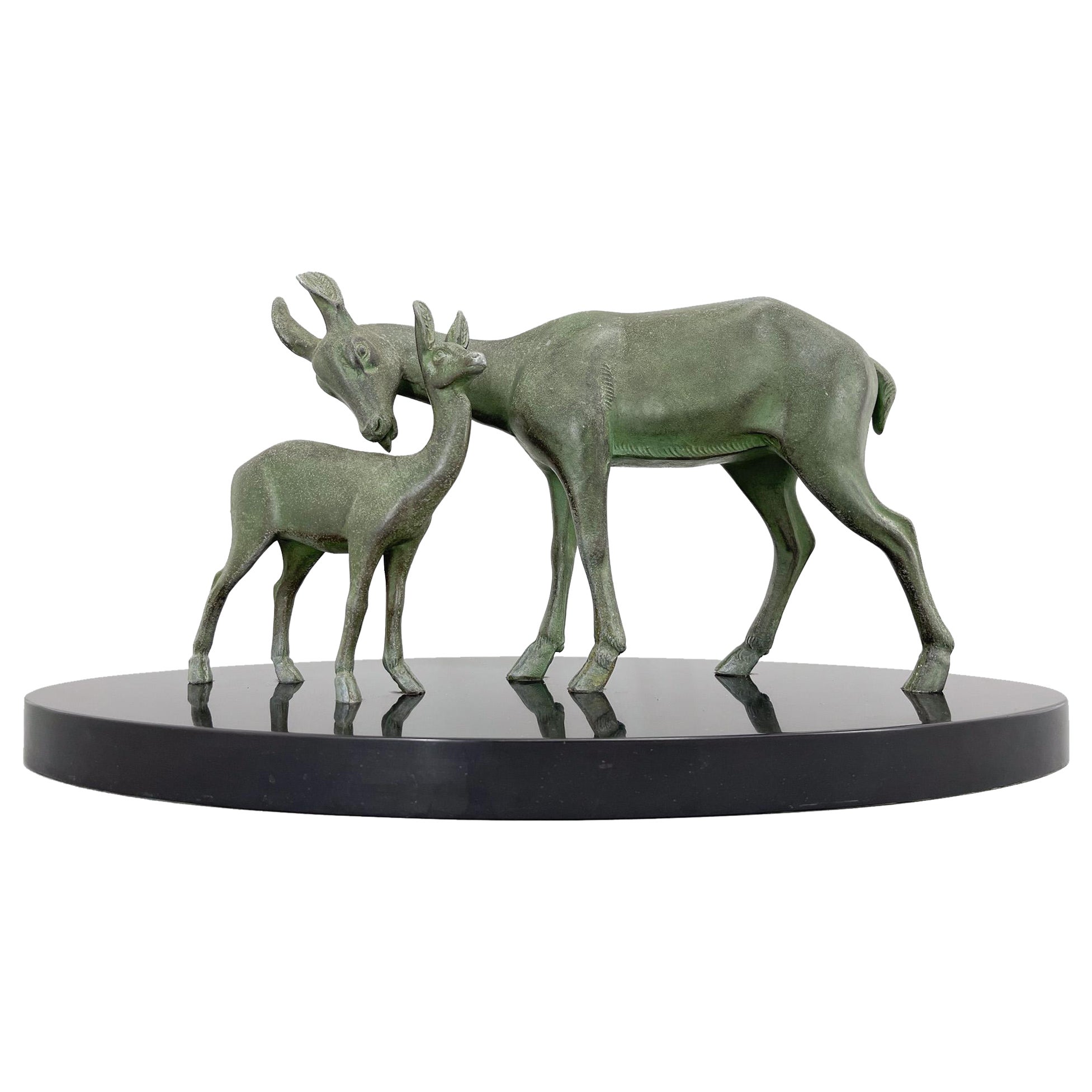 Grande sculpture Art déco d'un cerf enroulé et d'un faon en vente