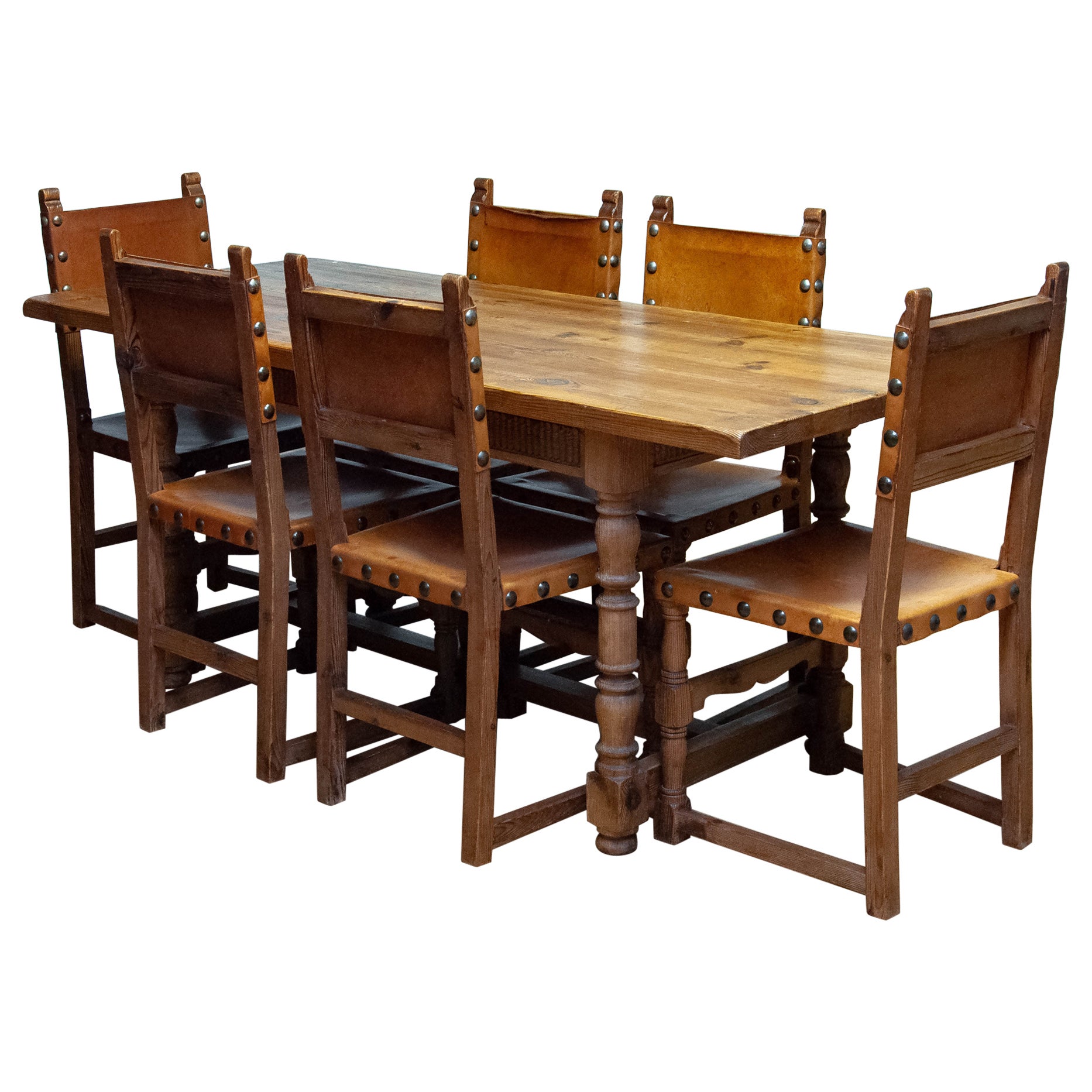 Table de salle à manger de County en pin, ancienne, suédoise, de style folk Antiques. Six chaises en cuir