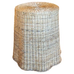Handgefertigter runder Beistelltisch aus Korbweide mit Slings am Boden