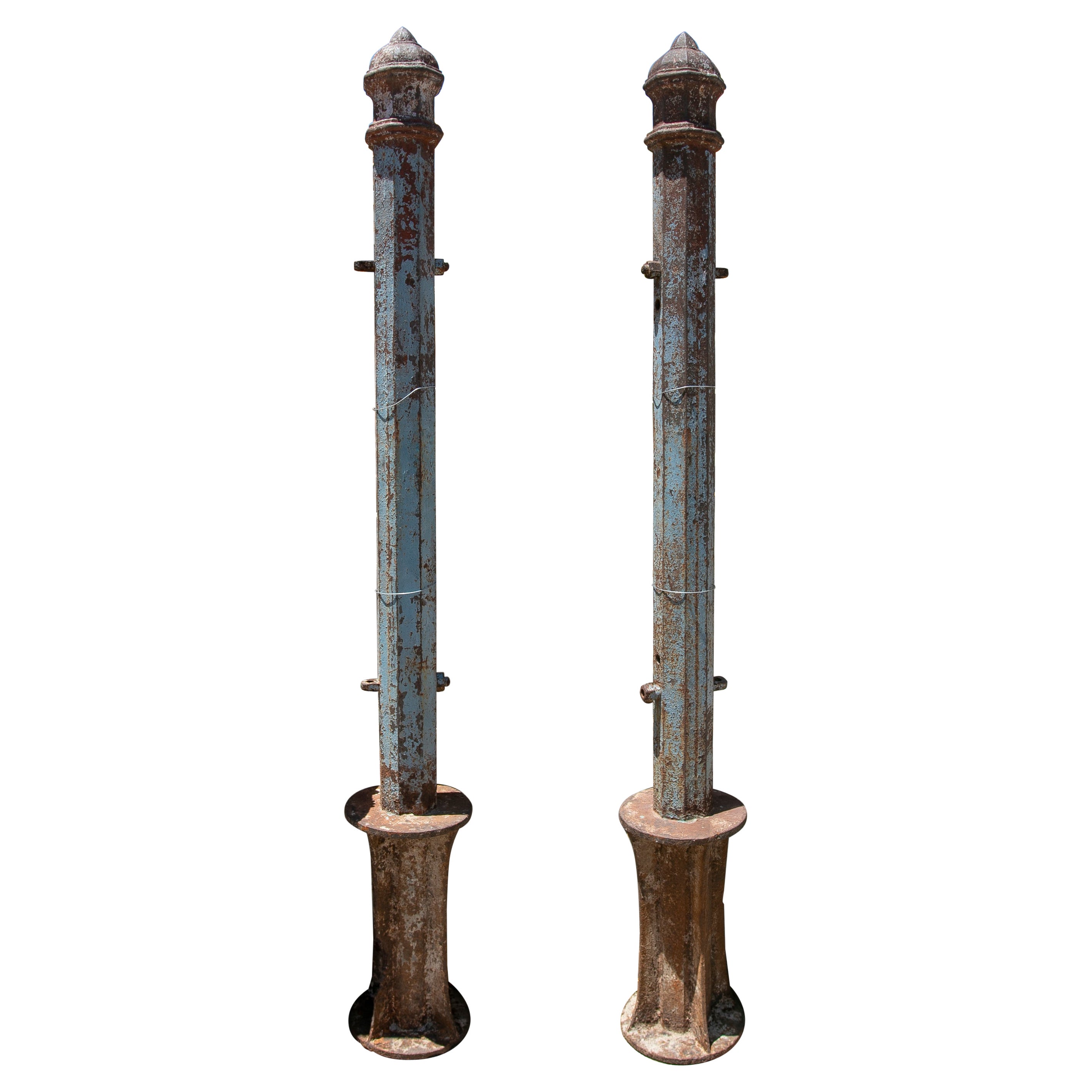 Paire de colonnes décoratives en fonte du 19ème siècle avec leur peinture d'origine en vente