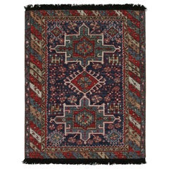 Tapis persan de style tribal à motifs rouges et bleus de Rug & Kilim