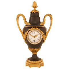 Horloge en bronze patiné et bronze doré de la fin du XIXe siècle de style Louis XVI