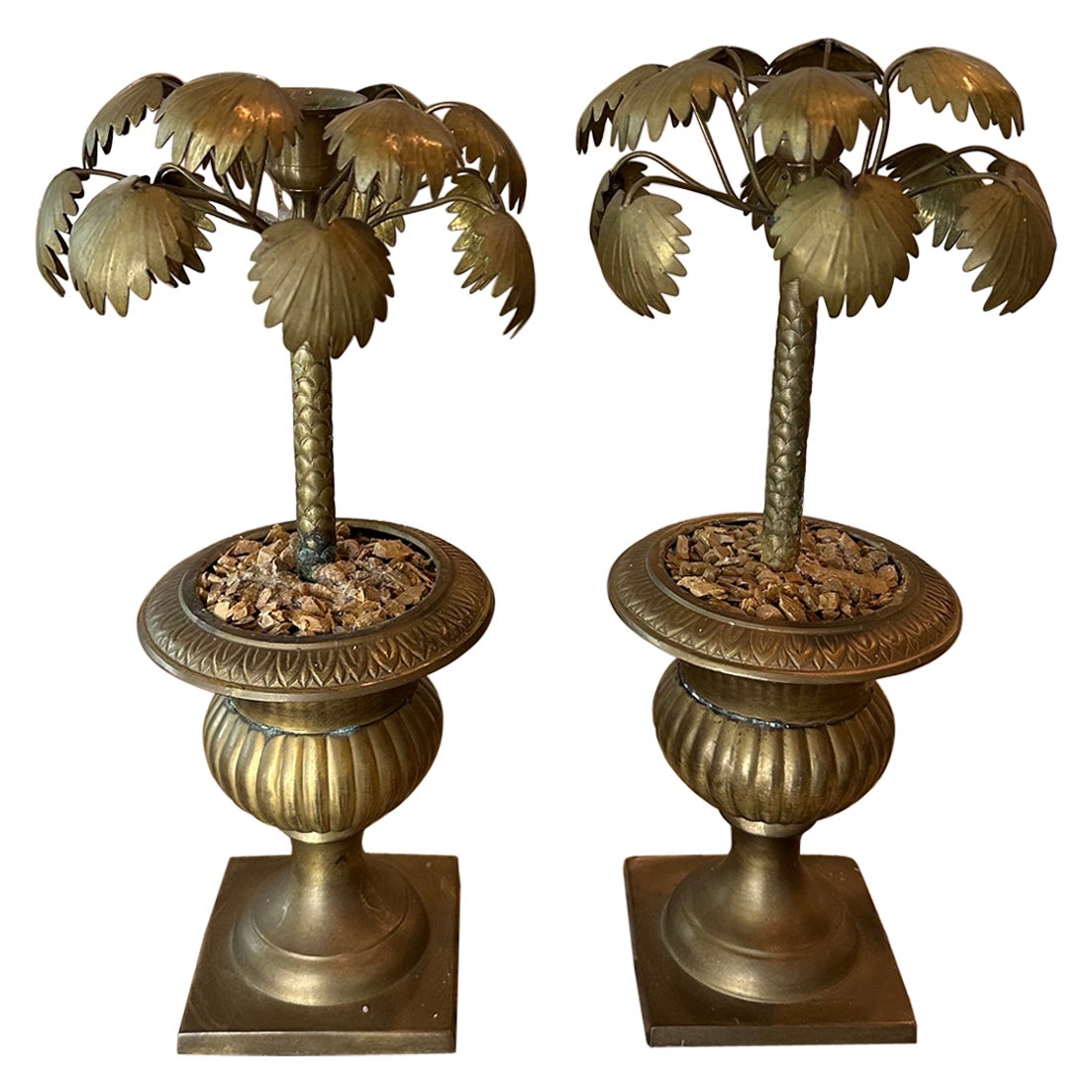 Paire d'urnes en laiton avec feuilles de palmier et bougeoirs vintage tropical  en vente