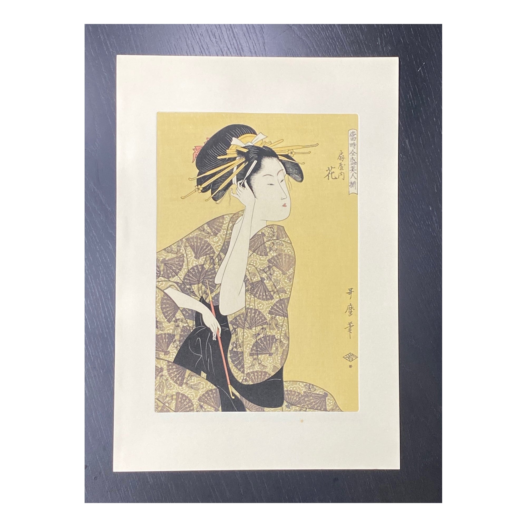 Impression japonaise sur bois d'une femme Edo Geisha avec des épingles à cheveux jaunes et une pipe en opium