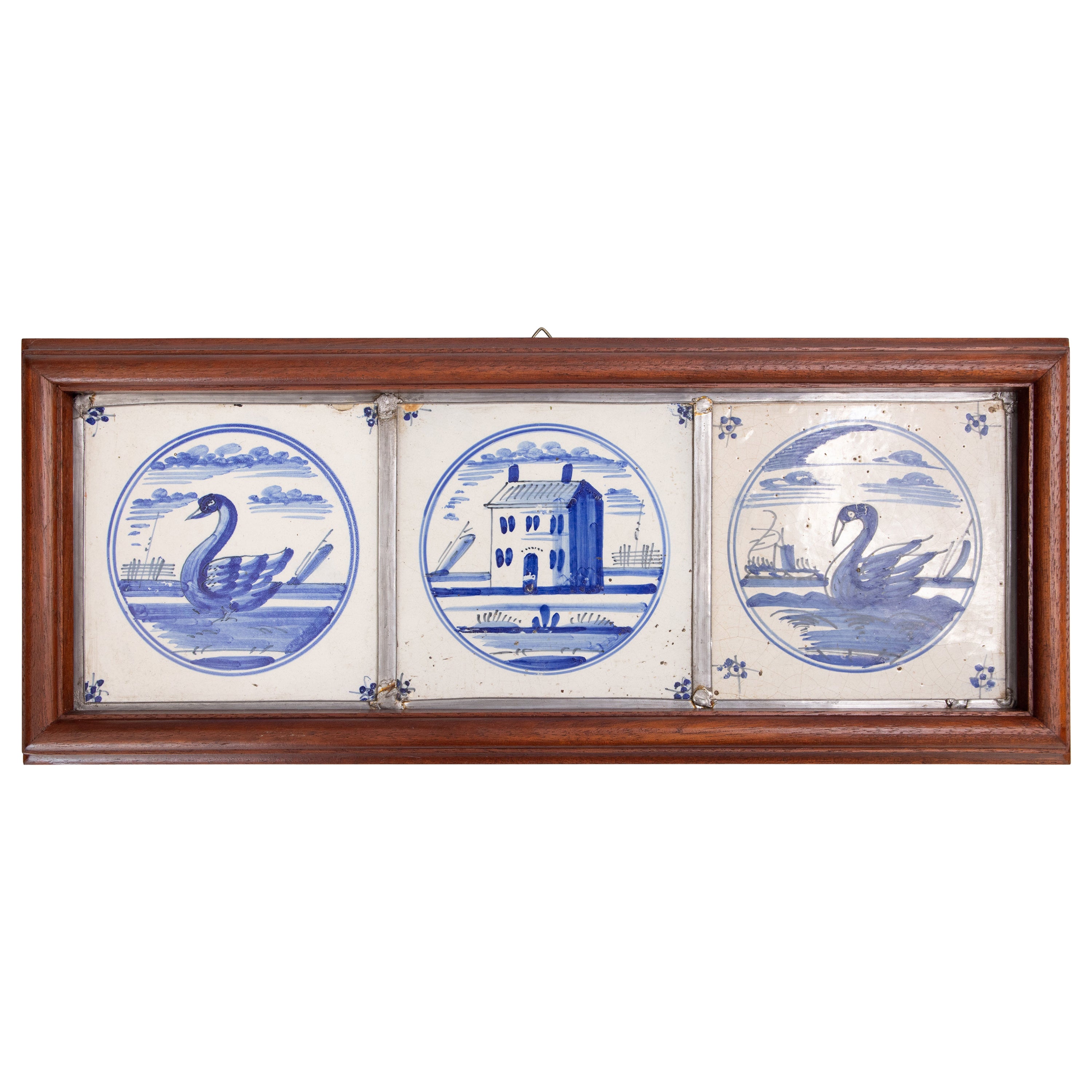 Ensemble de 3 carreaux anciens en faïence de Delft du 18e siècle, encadrés de Swans  en vente