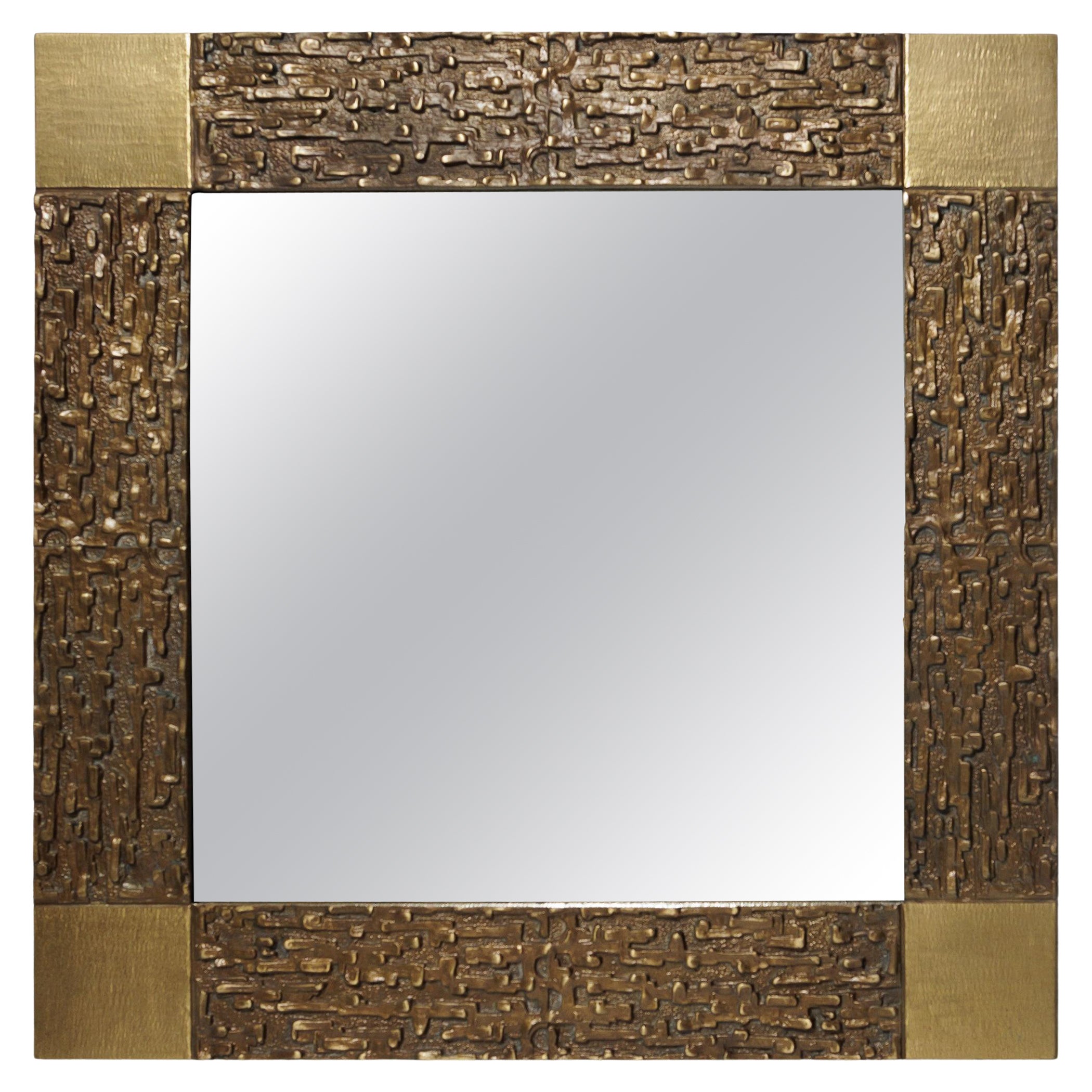 Miroir entouré de bronze texturé, par Frigerio en vente