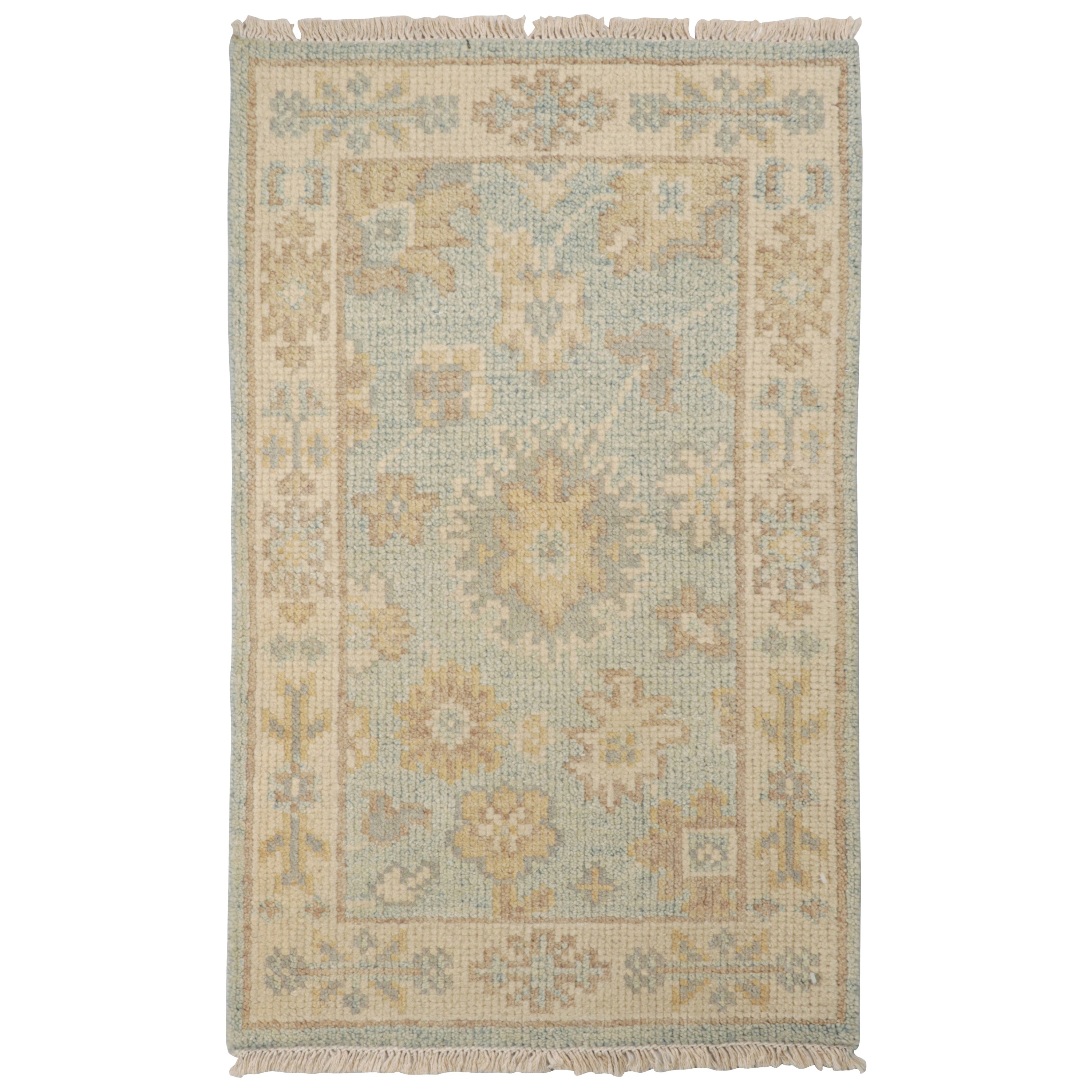Alfombra estilo Oushak de Rug & Kilim en azul con motivos florales beige-marrón en venta