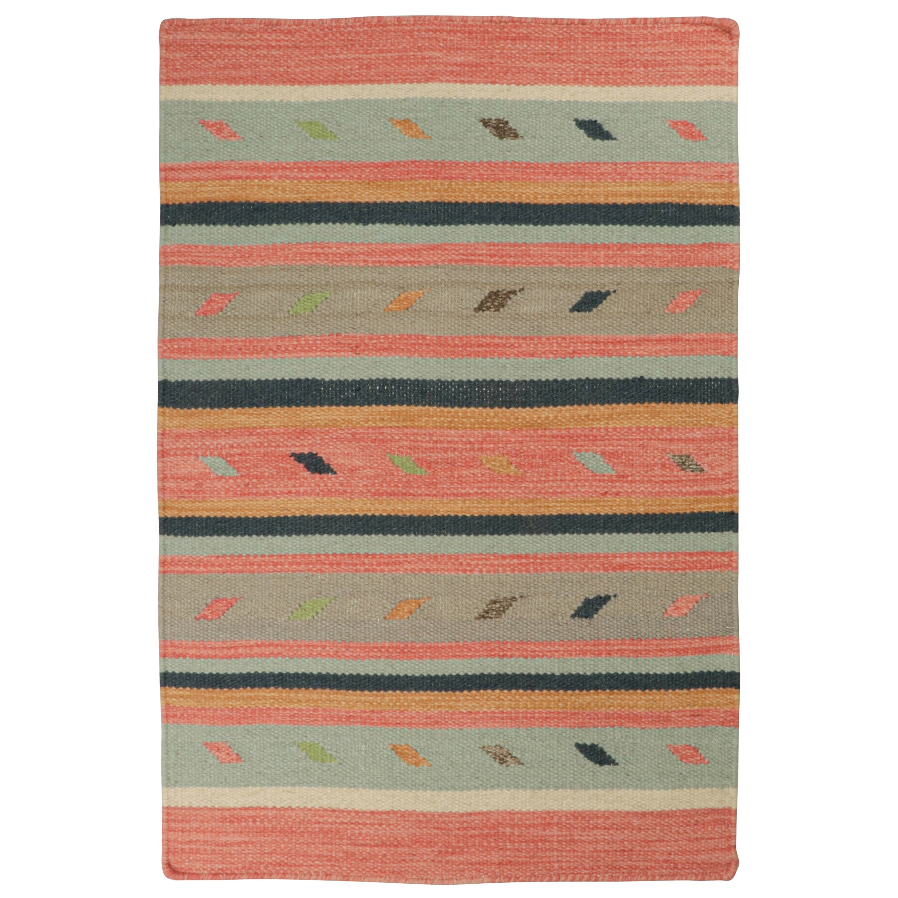 Tapis Kilim de style tribal de Rug & Kilim à motifs multicolores en vente