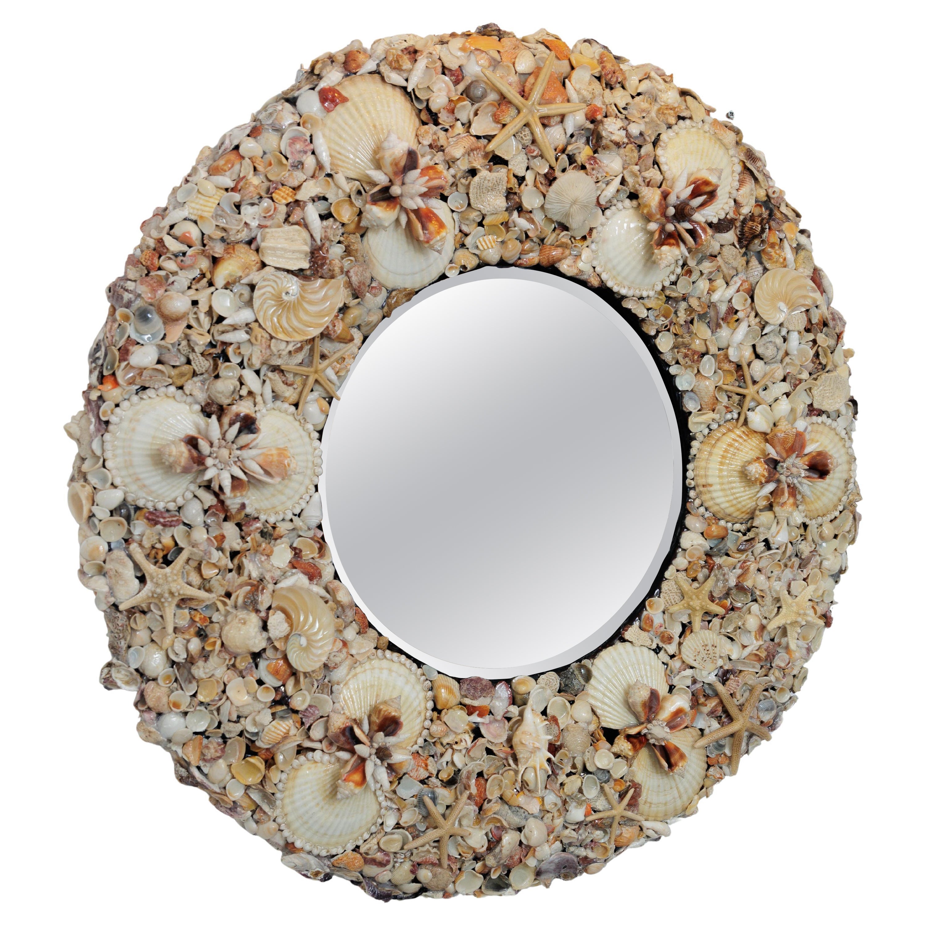 Miroir rond recouvert de magnifiques coquillages en vente