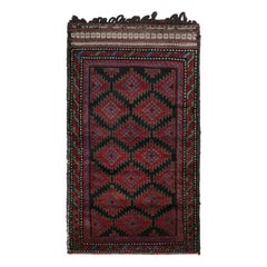 Tapis persan Baluch vintage à motifs tribaux noirs et rouges de Rug & Kilim