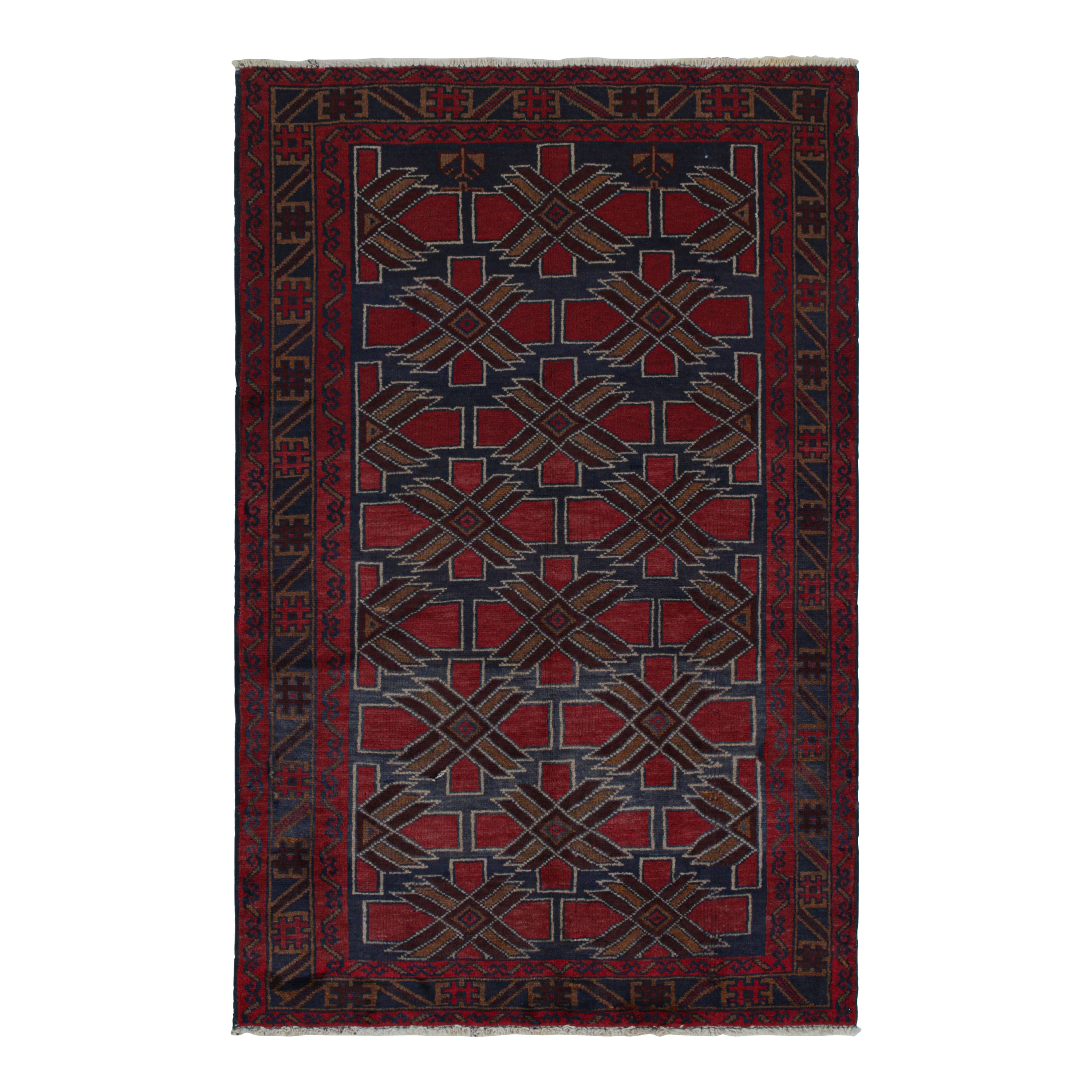 Tapis persan vintage Baluch à motifs rouges, bleus et bruns de Rug & Kilim