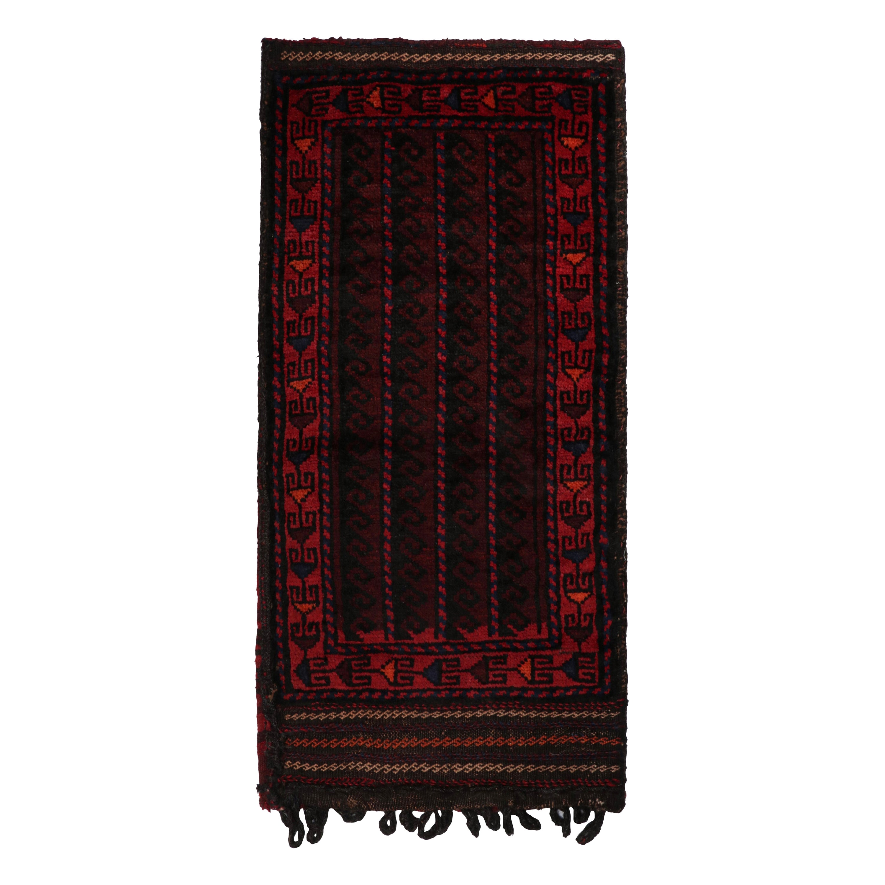 Tapis persan Baluch vintage à motifs rouges, bleus et noirs de Rug & Kilim