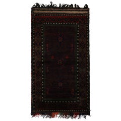 Tapis persan Baluch vintage à motifs rouges, verts, bleus et noirs de Rug & Kilim