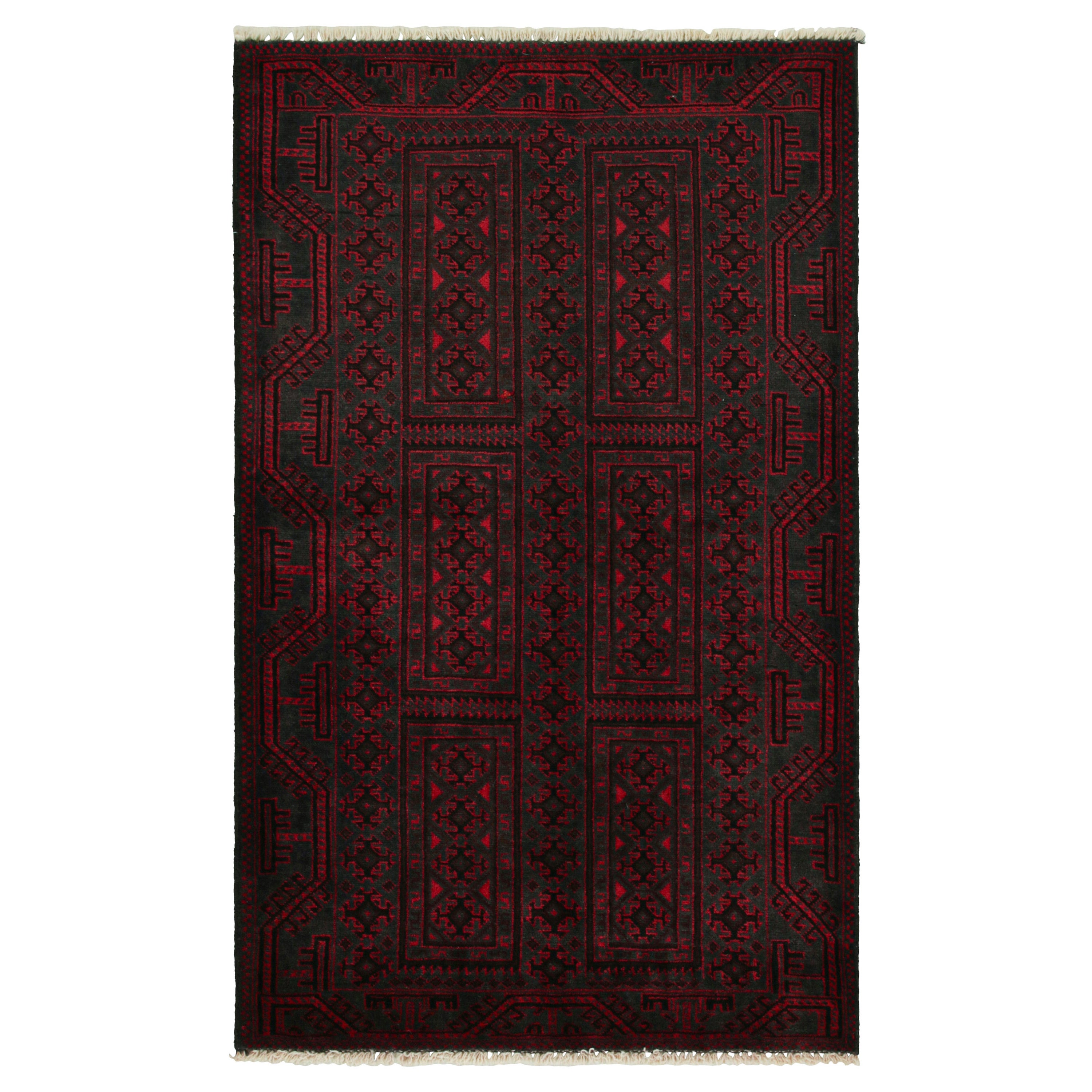 Vintage Baluch Perserteppich mit roten und schwarzen Mustern von Rug & Kilim