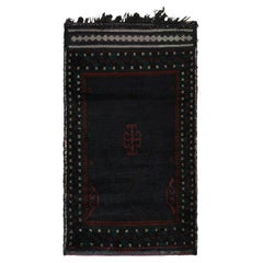 Tapis persan Baluch vintage à motifs tribaux bleus, noirs et rouges de Rug & Kilim