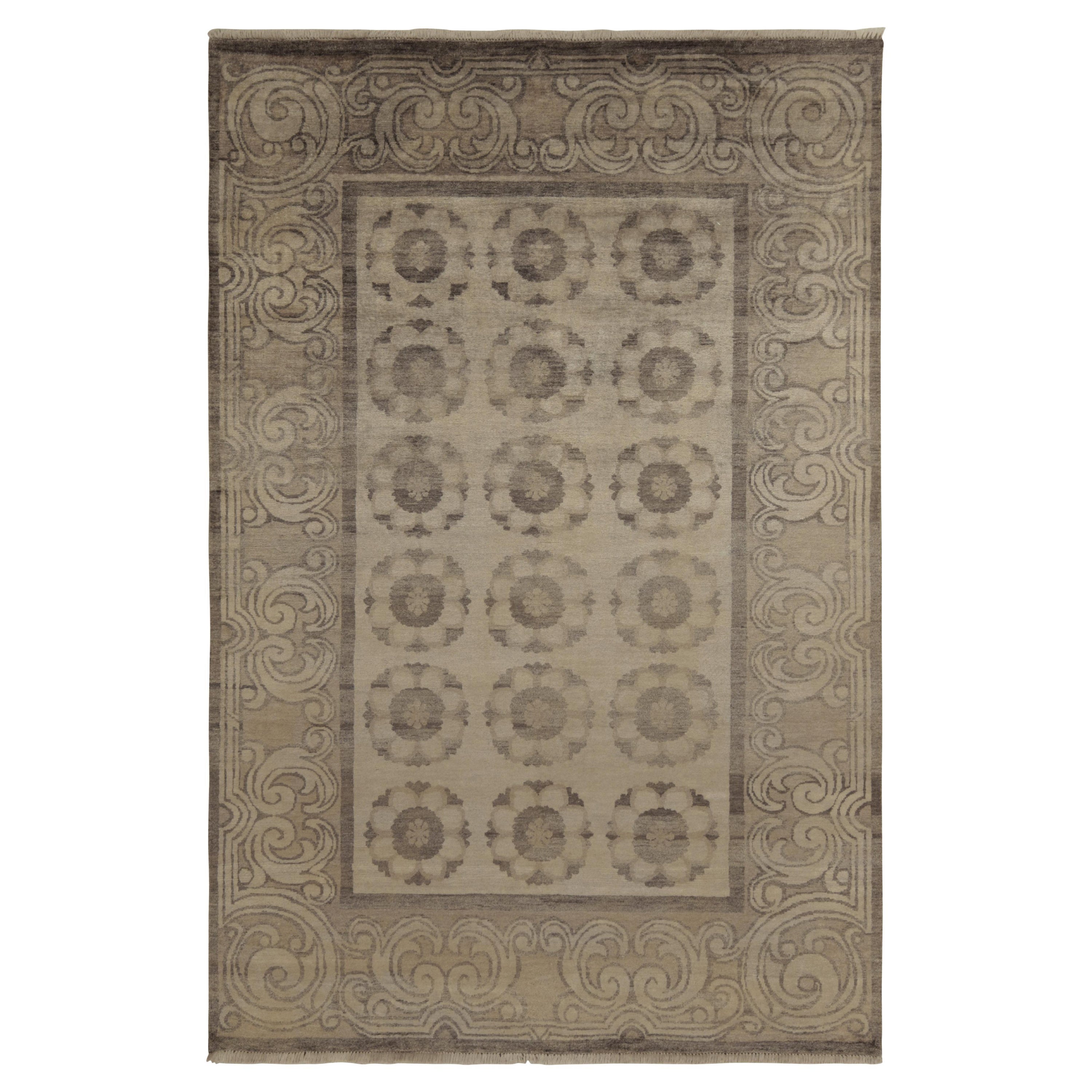 Rug & Kilims Teppich im Arts & Craft-Stil mit beige-braunen Medaillon-Mustern im Angebot