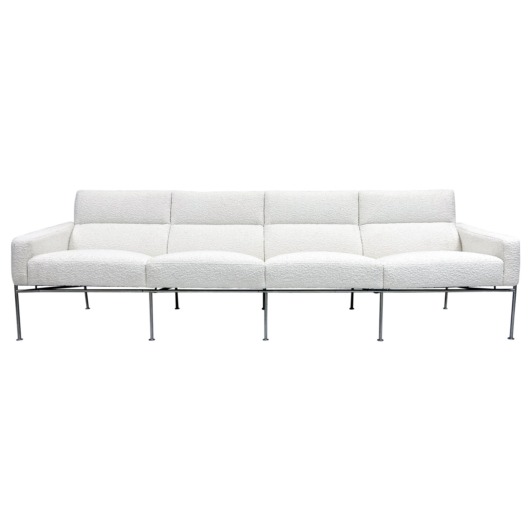 Arne Jacobsen Sofa Modell 3300-4 Fritz Hansen, Dänemark 1957, in weißem Bouclé im Angebot