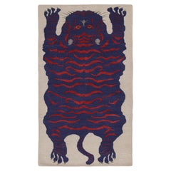 Tapis en peau de tigre de Rug & Kilim en blanc avec pictogramme bleu et rouge