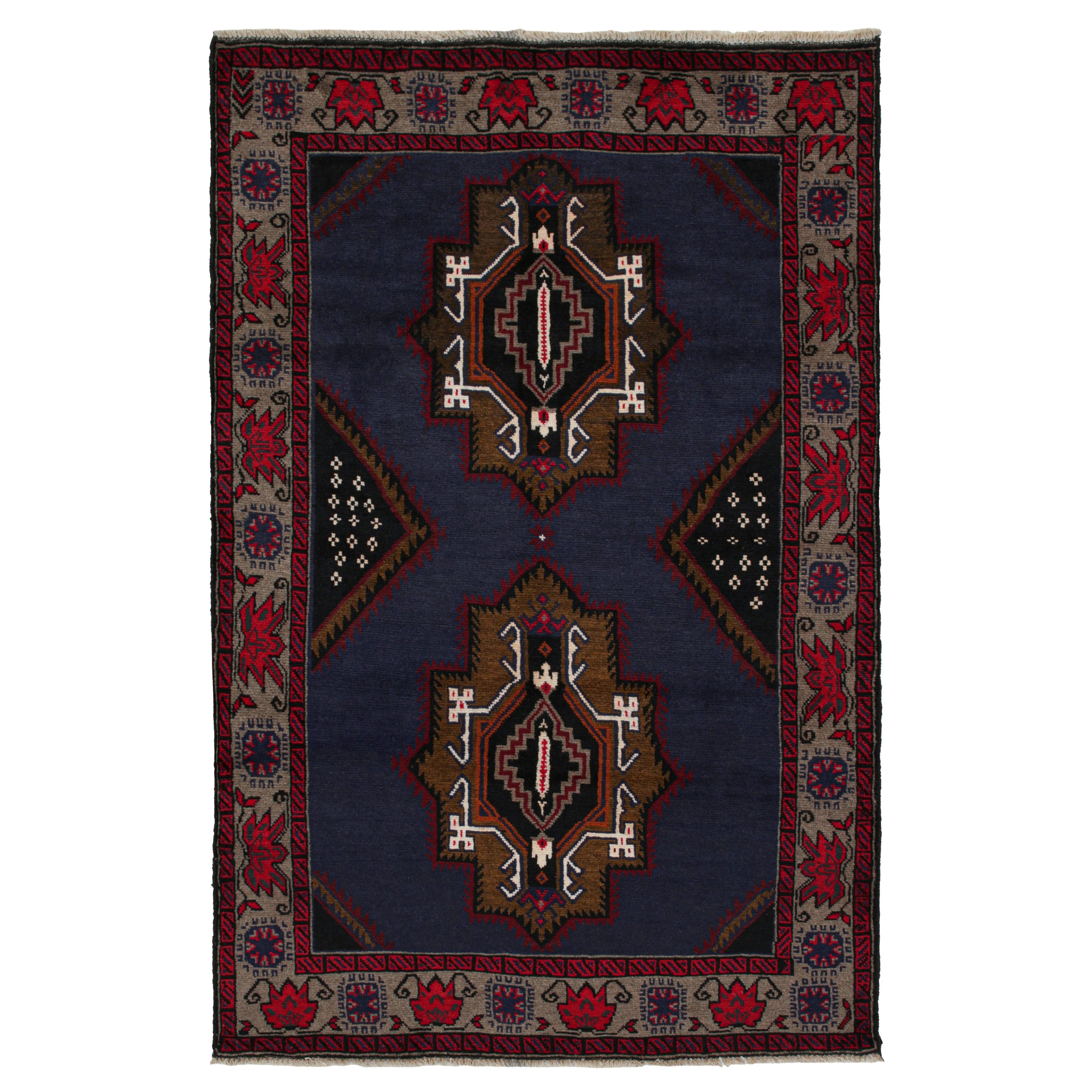 Tapis persan Baluch vintage en bleu avec motifs rouges, dorés et noirs de Rug & Kilim en vente