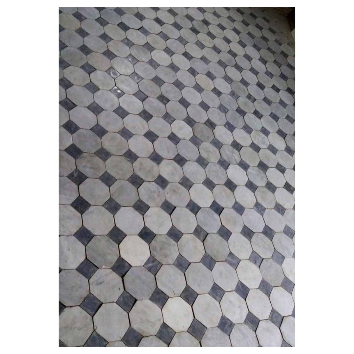Rare sol à carreaux en marbre octogonal/caabochon de Carrare récupéré Nero/Bianco