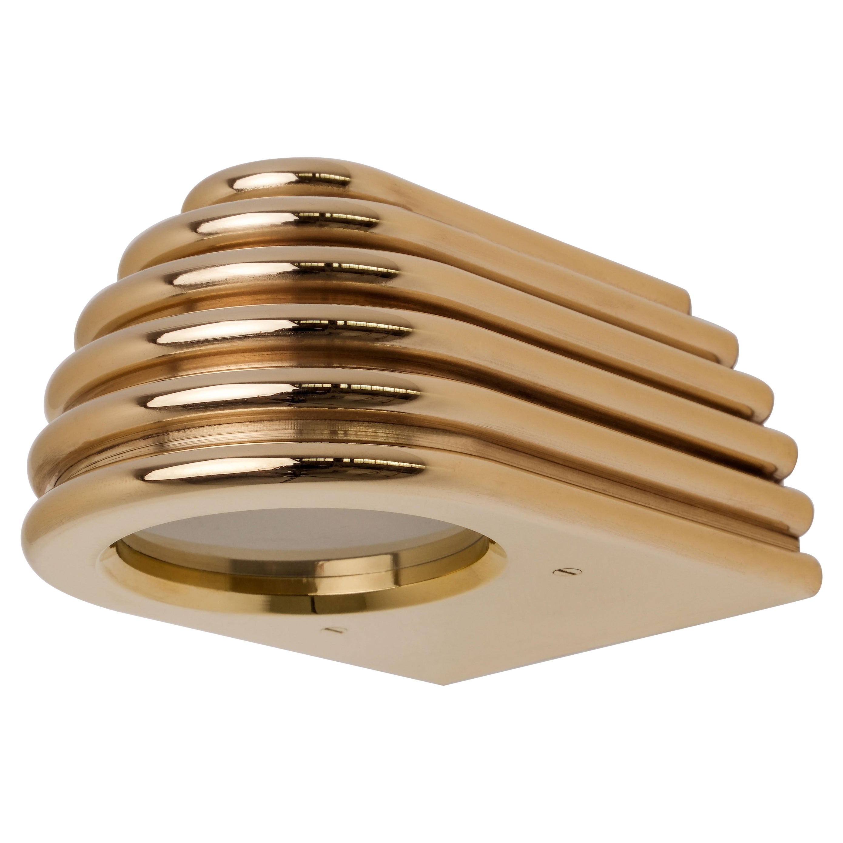 L'apparecchio di illuminazione Insulator '0' in ottone lucido di NOVOCASTRIAN, prodotto in Gran Bretagna.