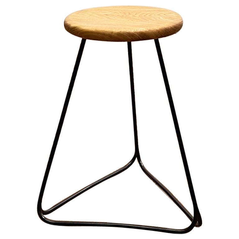 Tabouret de bar avec structure en acier noir et assise massive en Oak Oak