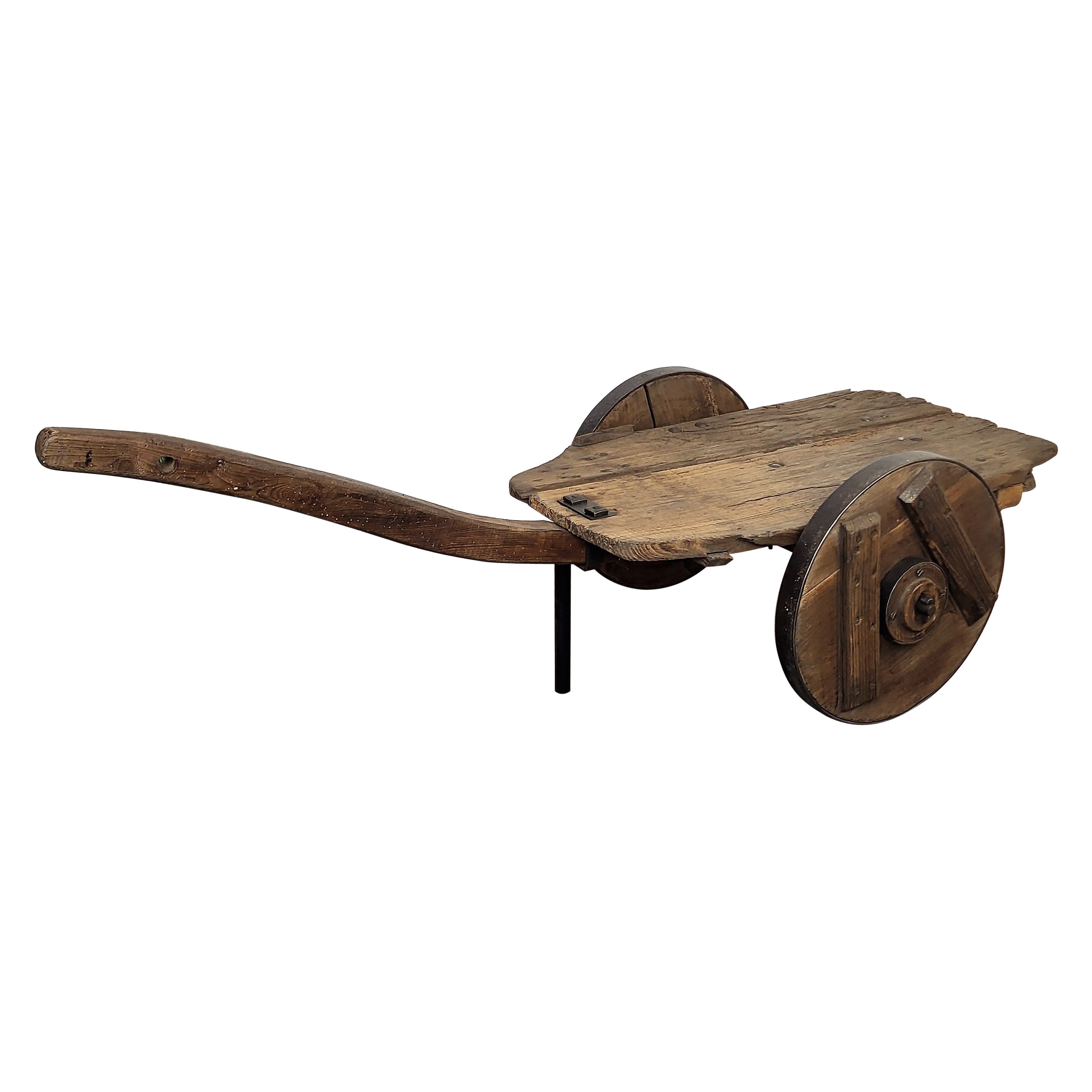 primitiver rustikaler minimalistischer italienischer Schmiedeeisen-Beistelltisch mit Holzwagen im Angebot