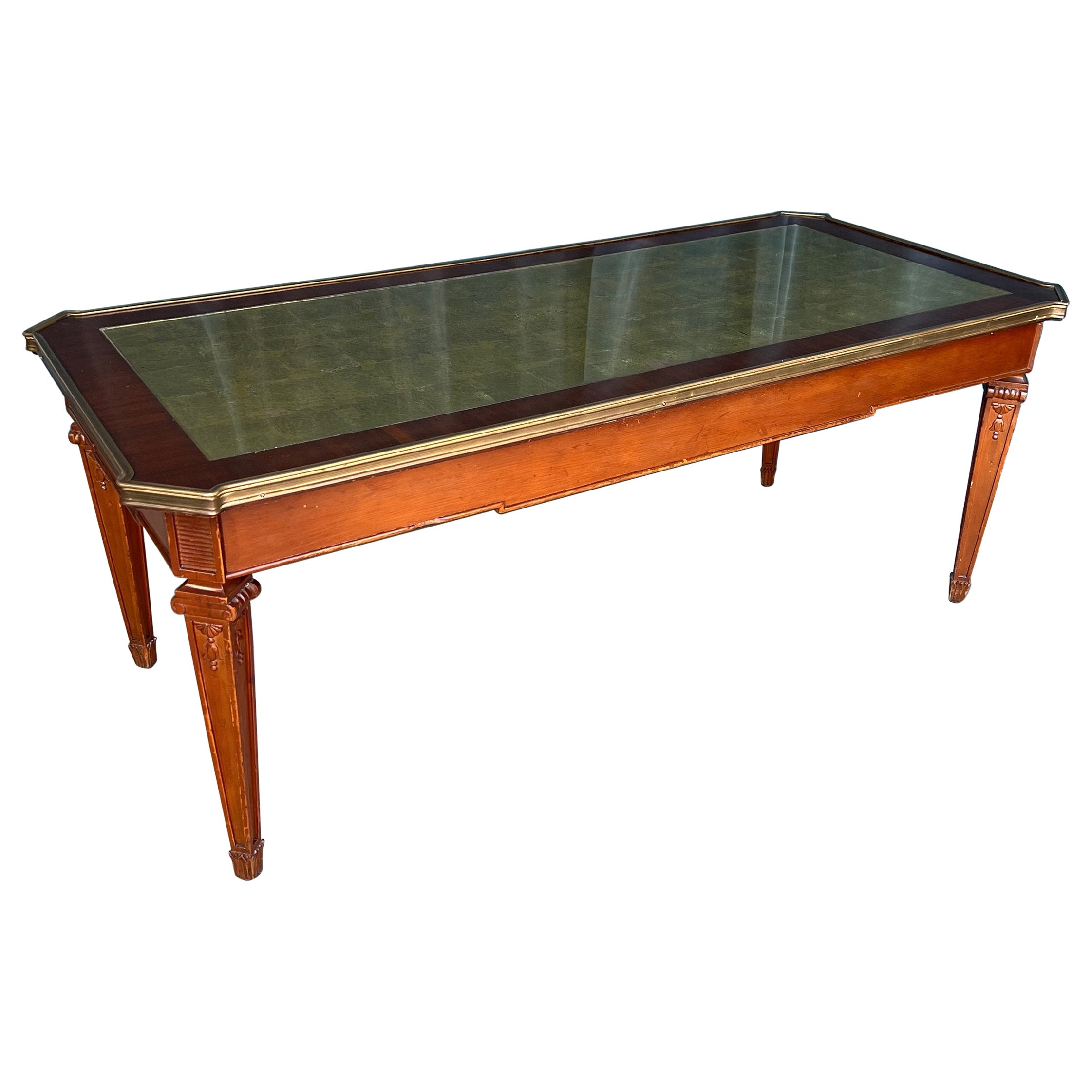 Table basse en acajou de style néoclassique avec plateau en feuilles d'or en vente