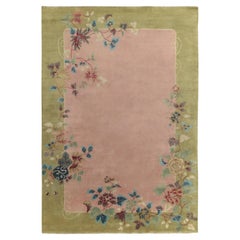 Rug & Kilim's Chinese Style Art Deco rug in Pink, Green Border & Floral Patterns (tapis de style chinois Art déco en rose, bordures vertes et motifs floraux)