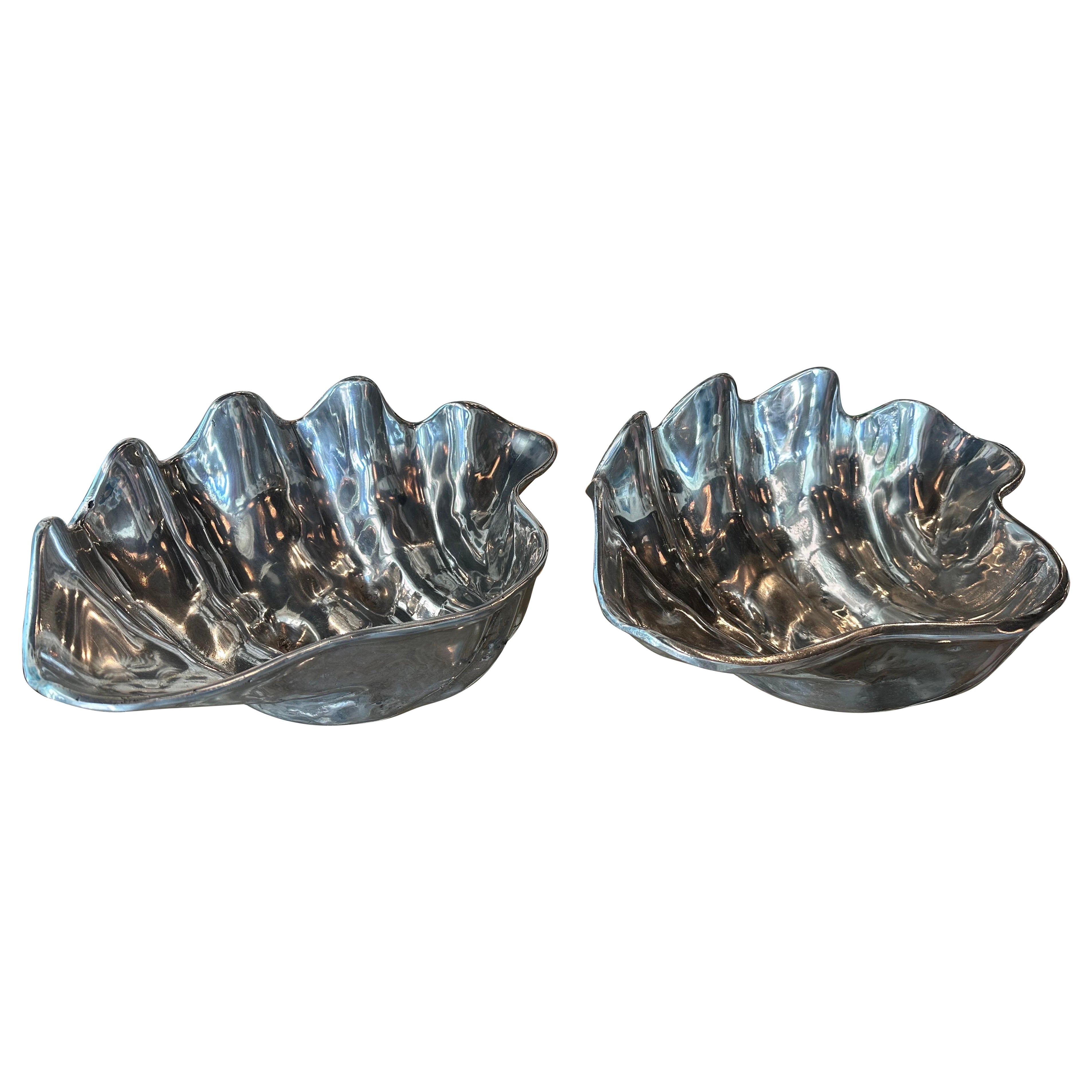Paire de bols à plantes en métal argenté festonné en forme de coquille de palourde de style Arthur Court