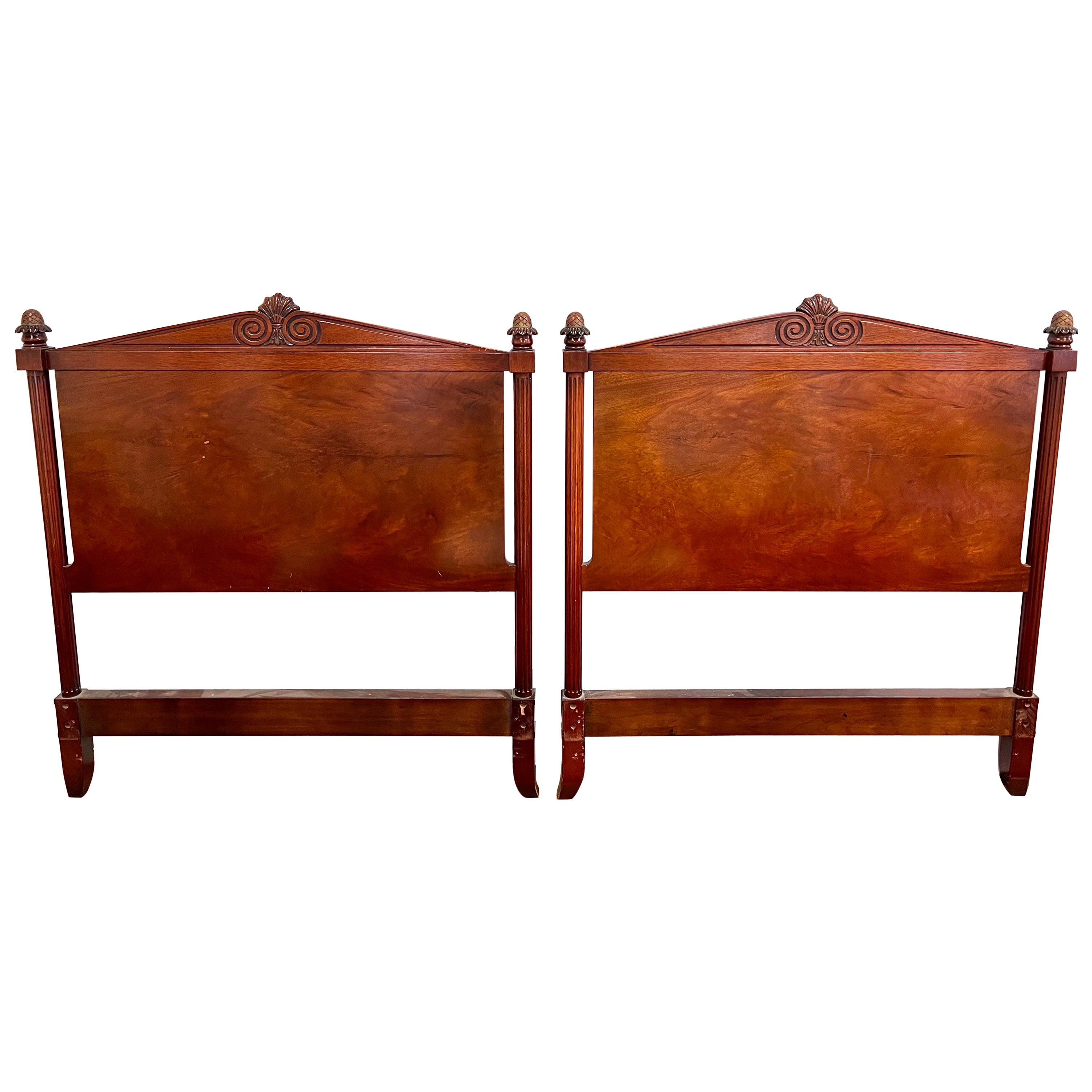 Zwei amerikanische Empire-Möbel aus geflammtem Mahagoni aus den 1900er  Jahren Kopfteile mit Laubsägearbeiten im Angebot bei 1stDibs