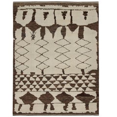 Rug & Kilim's Modern Modern Moroccan Style Rug in Beige and Brown Geometric Patterns (tapis de style marocain moderne avec des motifs géométriques en beige et en brun)