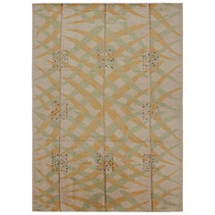 Rug & Kilim's Teppich im skandinavischen Stil mit goldenen und grünen geometrischen Mustern