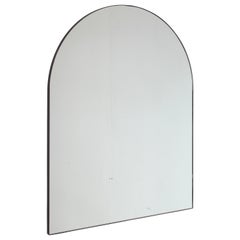 Vorrätig Arcus Gewölbter Contemporary Overmantel Spiegel w Bronze Patina Messing Rahmen