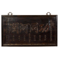 Insegna di un negozio antico con calligrafia intagliata