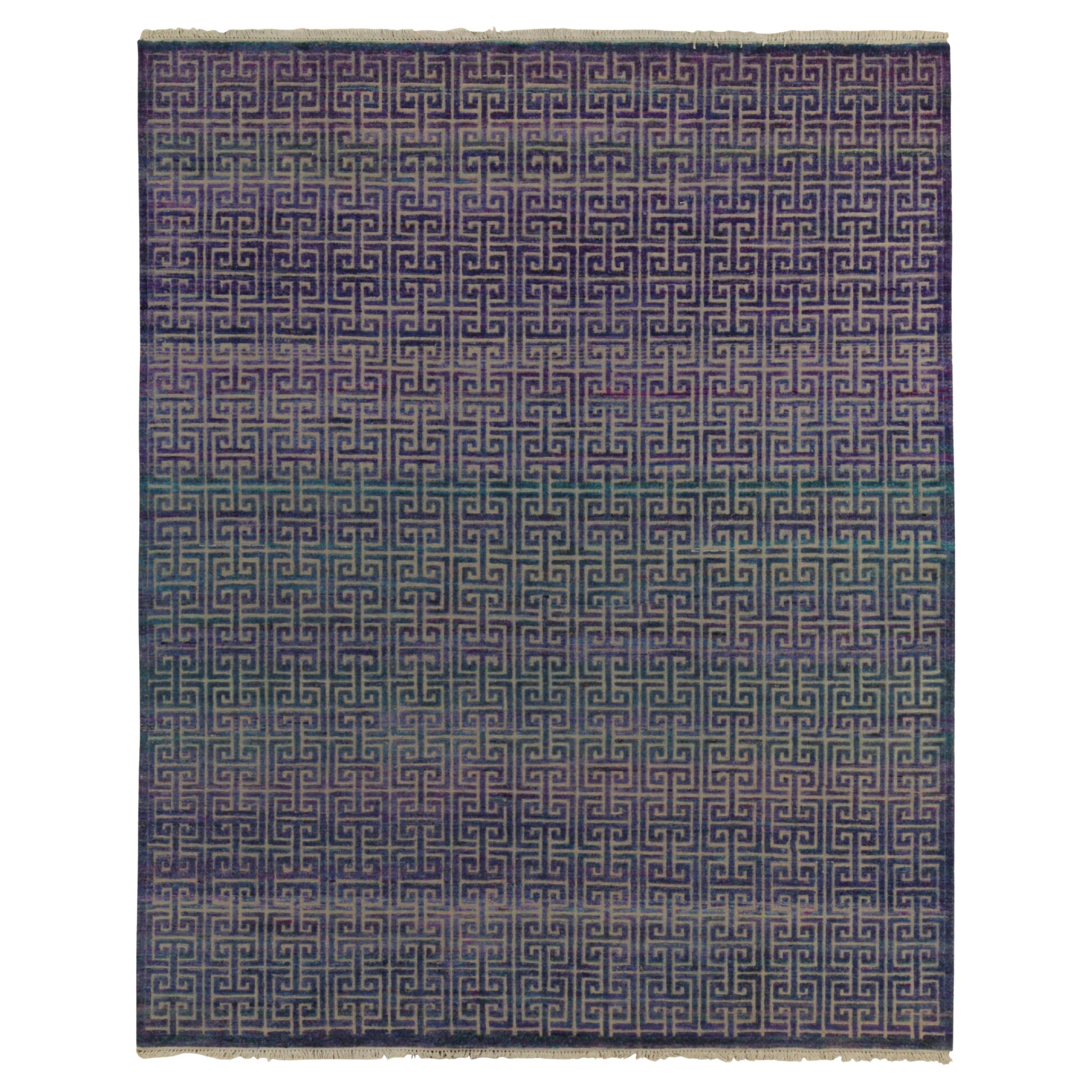 Rug & Kilim's moderner Teppich im skandinavischen Stil in Blau und Lila mit High-Low-Mustern im Angebot